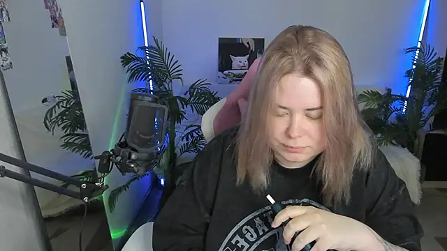 Snapshot of Akemi_BBW chatting on February 28, 2025, 10:39 pm Akemi BBW online show from February 28, 2025, 10:39 pm