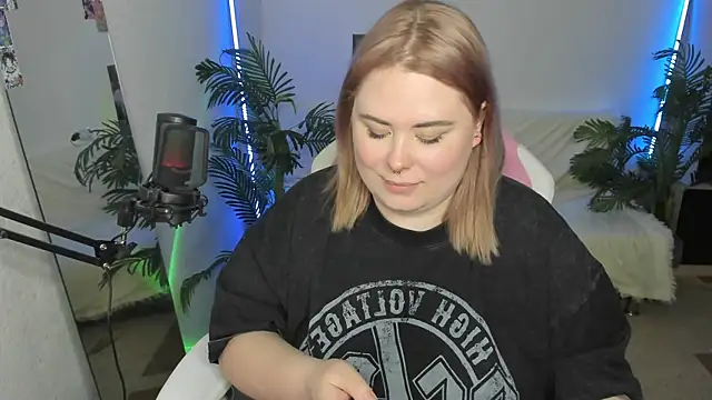 Snapshot of Akemi_BBW chatting on March 2, 2025, 7:34 pm Akemi BBW online show from March 2, 2025, 7:34 pm