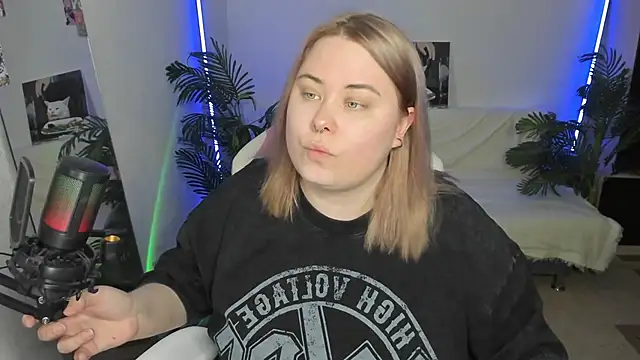 Snapshot of Akemi_BBW chatting on March 4, 2025, 6:07 pm Akemi BBW online show from March 4, 2025, 6:07 pm