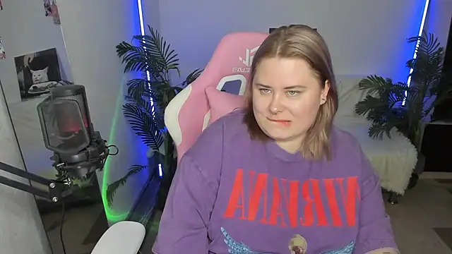 Snapshot of Akemi_BBW chatting on March 5, 2025, 8:53 pm Akemi BBW online show from March 5, 2025, 8:53 pm