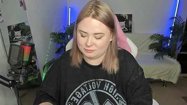 Snapshot of Akemi_BBW chatting on March 7, 2025, 1:09 am Akemi BBW online show from March 7, 2025, 1:09 am