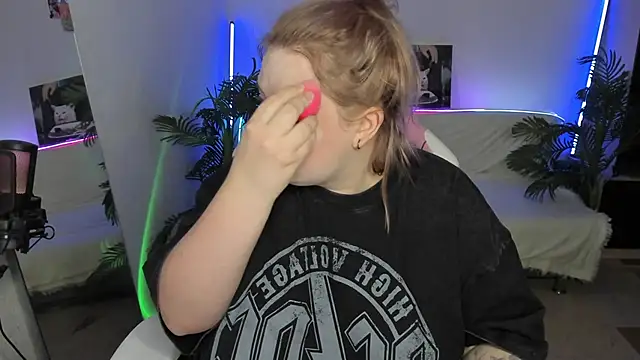 Snapshot of Akemi_BBW chatting on March 7, 2025, 6:11 pm Akemi BBW online show from March 7, 2025, 6:11 pm