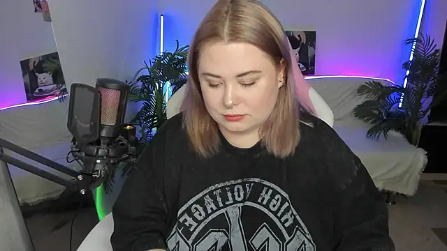 Snapshot of Akemi_BBW chatting on March 7, 2025, 9:17 pm Akemi BBW online show from March 7, 2025, 9:17 pm