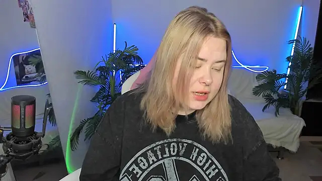 Snapshot of Akemi_BBW chatting on March 14, 2025, 8:10 am Akemi BBW online show from March 14, 2025, 8:10 am