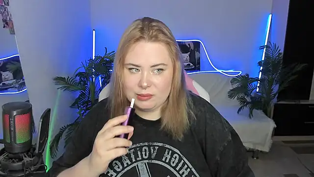 Snapshot of Akemi_BBW chatting on March 14, 2025, 7:01 pm Akemi BBW online show from March 14, 2025, 7:01 pm