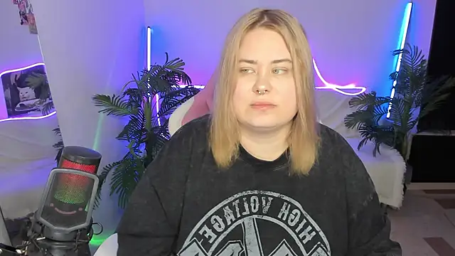 Snapshot of Akemi_BBW chatting on March 15, 2025, 6:32 pm Akemi BBW online show from March 15, 2025, 6:32 pm