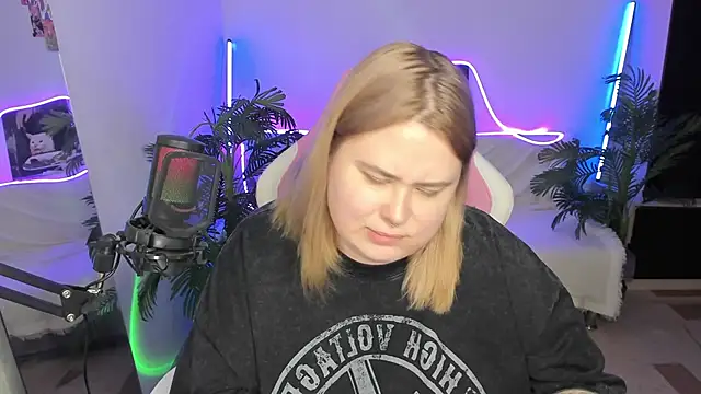 Snapshot of Akemi_BBW chatting on March 15, 2025, 9:38 pm Akemi BBW online show from March 15, 2025, 9:38 pm