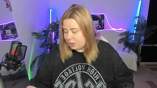 Snapshot of Akemi_BBW chatting on March 16, 2025, 7:49 pm Akemi BBW online show from March 16, 2025, 7:49 pm