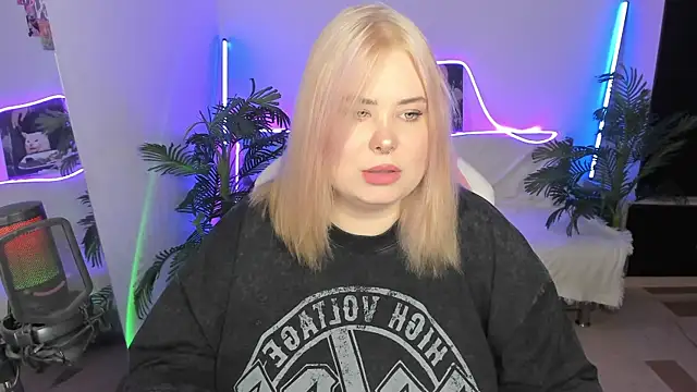 Snapshot of Akemi_BBW chatting on March 17, 2025, 6:32 pm Akemi BBW online show from March 17, 2025, 6:32 pm