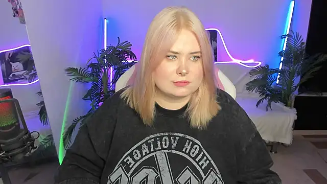 Snapshot of Akemi_BBW chatting on March 17, 2025, 9:34 pm Akemi BBW online show from March 17, 2025, 9:34 pm