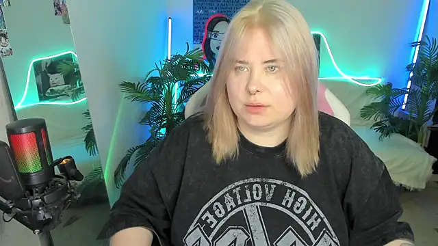 Snapshot of Akemi_BBW chatting on March 18, 2025, 6:48 pm Akemi BBW online show from March 18, 2025, 6:48 pm