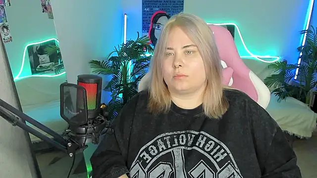 Snapshot of Akemi_BBW chatting on March 18, 2025, 9:53 pm Akemi BBW online show from March 18, 2025, 9:53 pm