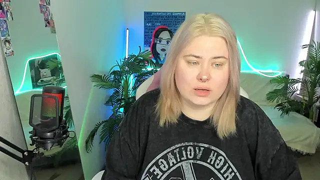 Snapshot of Akemi_BBW chatting on March 19, 2025, 8:23 am Akemi BBW online show from March 19, 2025, 8:23 am