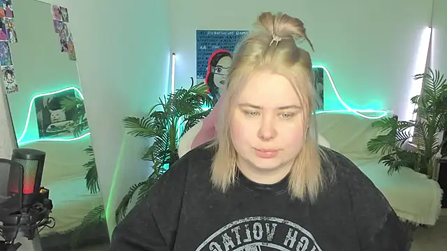 Snapshot of Akemi_BBW chatting on March 19, 2025, 6:44 pm Akemi BBW online show from March 19, 2025, 6:44 pm