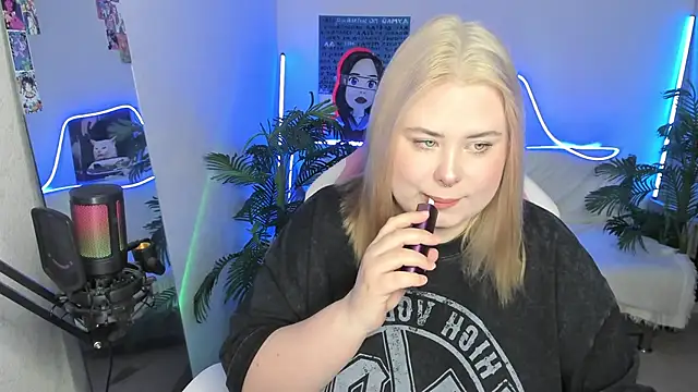 Snapshot of Akemi_BBW chatting on March 20, 2025, 7:46 pm Akemi BBW online show from March 20, 2025, 7:46 pm