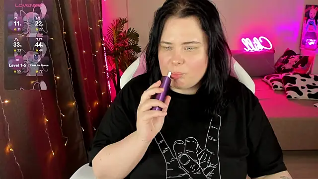 Snapshot of Akemi_BBW chatting on November 17, 2025, 5:52 pm Akemi BBW online show from November 17, 2025, 5:52 pm