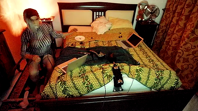 CharlotteVixxens online show from April 7, 2026, 11:15 pm