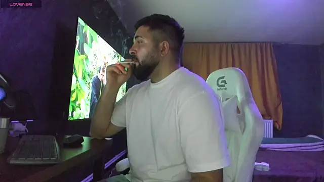 Eduu2322 online show from November 10, 2025, 10:31 pm