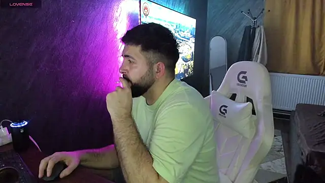 Eduu2322 online show from April 17, 2026, 9:07 pm