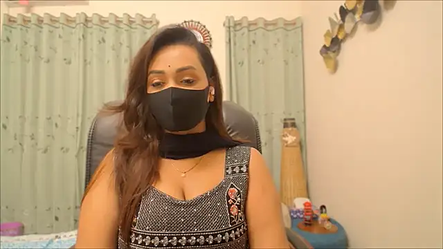 Snapshot of OH-Monica chatting on December 15, 2025, 8:57 pm OH-Monica online show from December 15, 2025, 8:57 pm