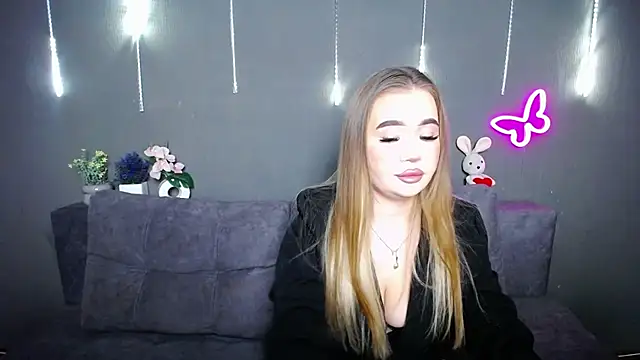 StacyYellig online show from April 24, 2026, 8:33 pm