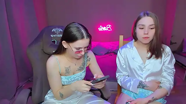 Snapshot of HelloRoxy chatting on March 2, 2025, 12:43 pm HelloRoxy online show from March 2, 2025, 12:43 pm