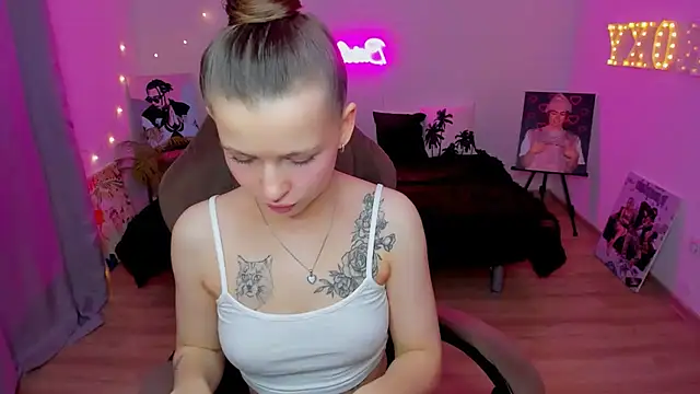 Snapshot of HelloRoxy chatting on November 3, 2025, 7:15 pm HelloRoxy online show from November 3, 2025, 7:15 pm