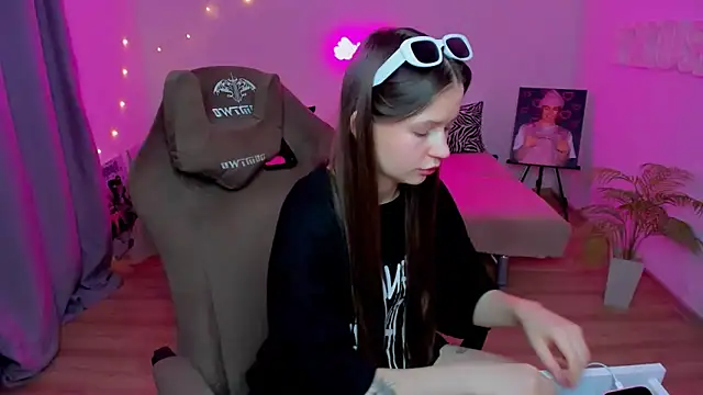 Snapshot of HelloRoxy chatting on November 24, 2025, 7:13 pm HelloRoxy online show from November 24, 2025, 7:13 pm