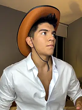 Snapshot of santiago_01 chatting on November 1, 2025, 12:23 am santiago 01 online show from November 1, 2025, 12:23 am