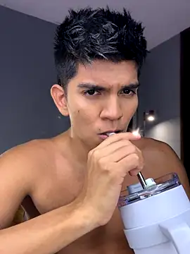 Snapshot of santiago_01 chatting on November 5, 2025, 12:10 am santiago 01 online show from November 5, 2025, 12:10 am