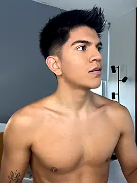 Snapshot of santiago_01 chatting on December 4, 2025, 10:18 pm santiago 01 online show from December 4, 2025, 10:18 pm