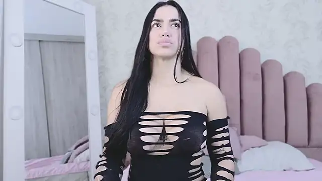 Snapshot of Bella_Fior chatting on November 26, 2025, 8:32 pm Bella Fior online show from November 26, 2025, 8:32 pm