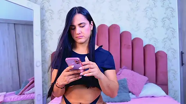 Snapshot of Bella_Fior chatting on November 28, 2025, 12:02 am Bella Fior online show from November 28, 2025, 12:02 am