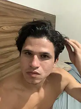 pedrovkr3 online show from December 5, 2024, 10:45 pm