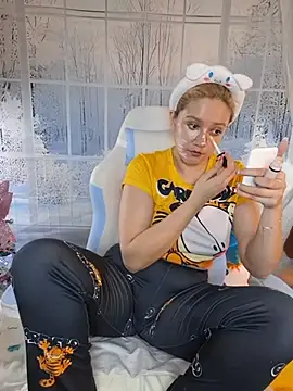 Snapshot of NaomiShimizu chatting on December 15, 2025, 9:08 pm NaomiShimizu online show from December 15, 2025, 9:08 pm