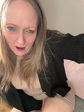 HoneyBluex online show from February 3, 2025, 1:08 pm