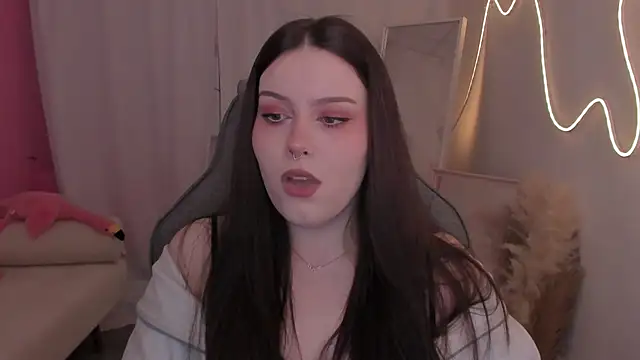 CoralineKeyns online show from February 4, 2026, 6:19 am