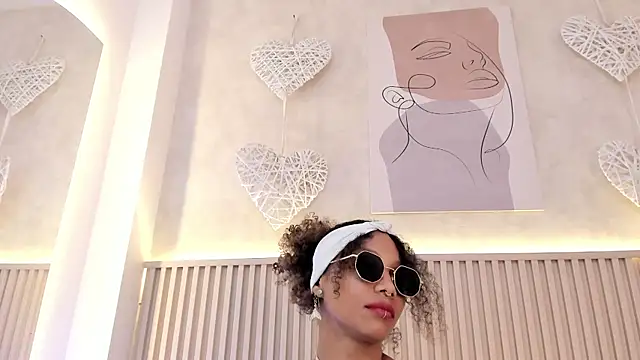 daiana curly online show from March 22, 2026, 8:23 pm