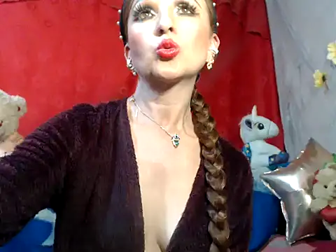hottieperla online show from December 17, 2024, 7:04 pm