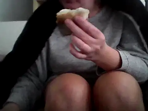 Snapshot of DragoneSFR chatting on February 26, 2025, 4:24 pm DragoneSFR online show from February 26, 2025, 4:24 pm