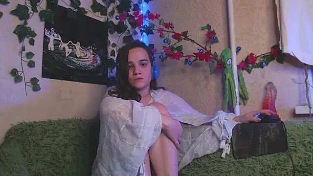 Tiny Witch online show from October 10, 2025, 11:15 pm