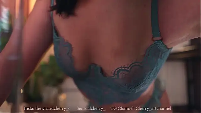 Snapshot of Miss_beee chatting on December 17, 2025, 11:55 pm Miss beee online show from December 17, 2025, 11:55 pm