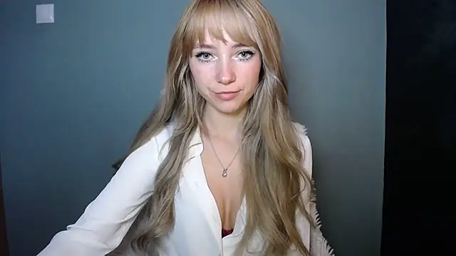 LuciaYoung online show from October 28, 2025, 7:45 am