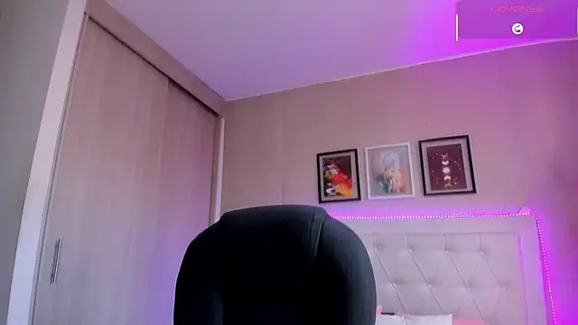 emma  smith1 online show from February 11, 2026, 12:43 pm