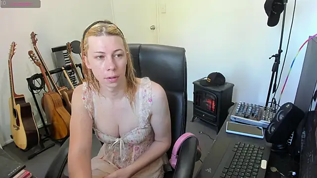 Snapshot of Ts-lucy-lux chatting on September 10, 2025, 9:59 pm Ts-lucy-lux online show from September 10, 2025, 9:59 pm