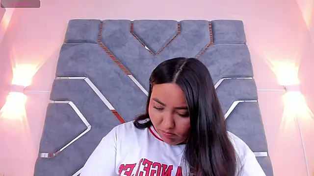 Snapshot of LucciaPorter chatting on November 21, 2025, 9:24 pm LucciaPorter online show from November 21, 2025, 9:24 pm