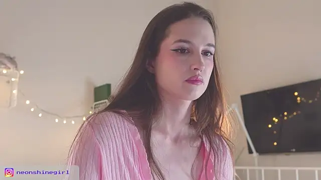 Snapshot of NeonShine chatting on December 22, 2025, 5:26 am NeonShine online show from December 22, 2025, 5:26 am