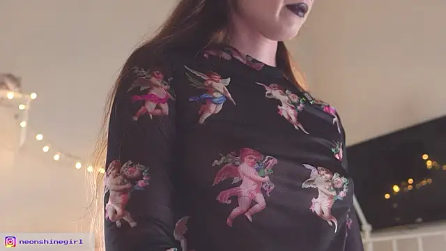 Snapshot of NeonShine chatting on February 18, 2026, 5:47 am NeonShine online show from February 18, 2026, 5:47 am