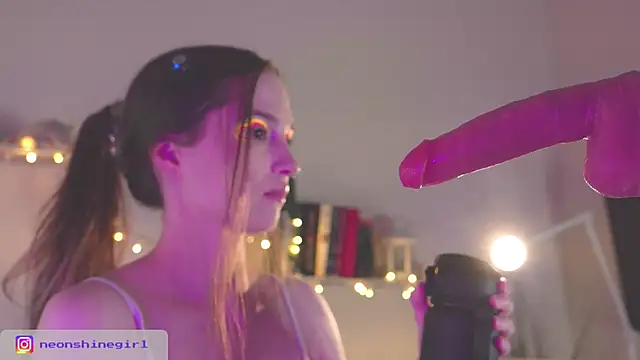 Snapshot of NeonShine chatting on February 25, 2026, 6:45 am NeonShine online show from February 25, 2026, 6:45 am