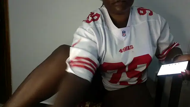 Snapshot of Nevvy_Pretty chatting on February 23, 2025, 4:24 pm Nevvy Pretty online show from February 23, 2025, 4:24 pm